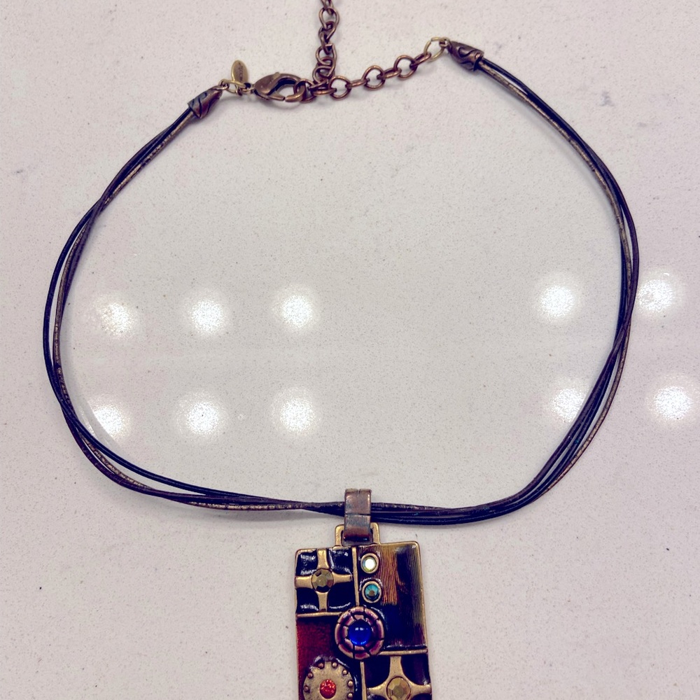 CHICO’S LEATHER AND METAL NECKLACE.